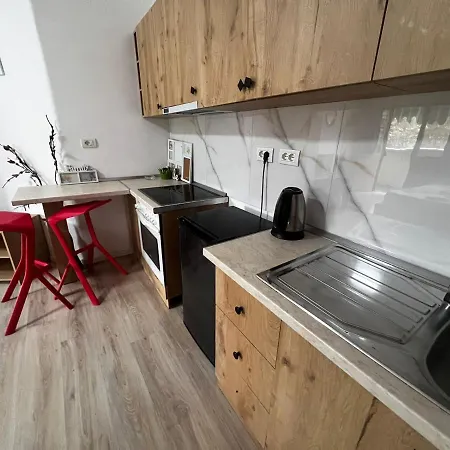 Budget Retreat & ティラナ