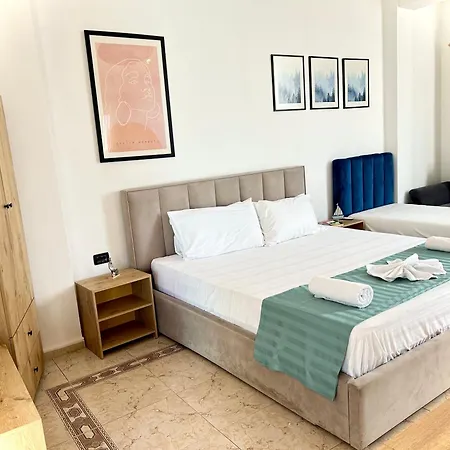 Budget Retreat & ホテル ティラナ